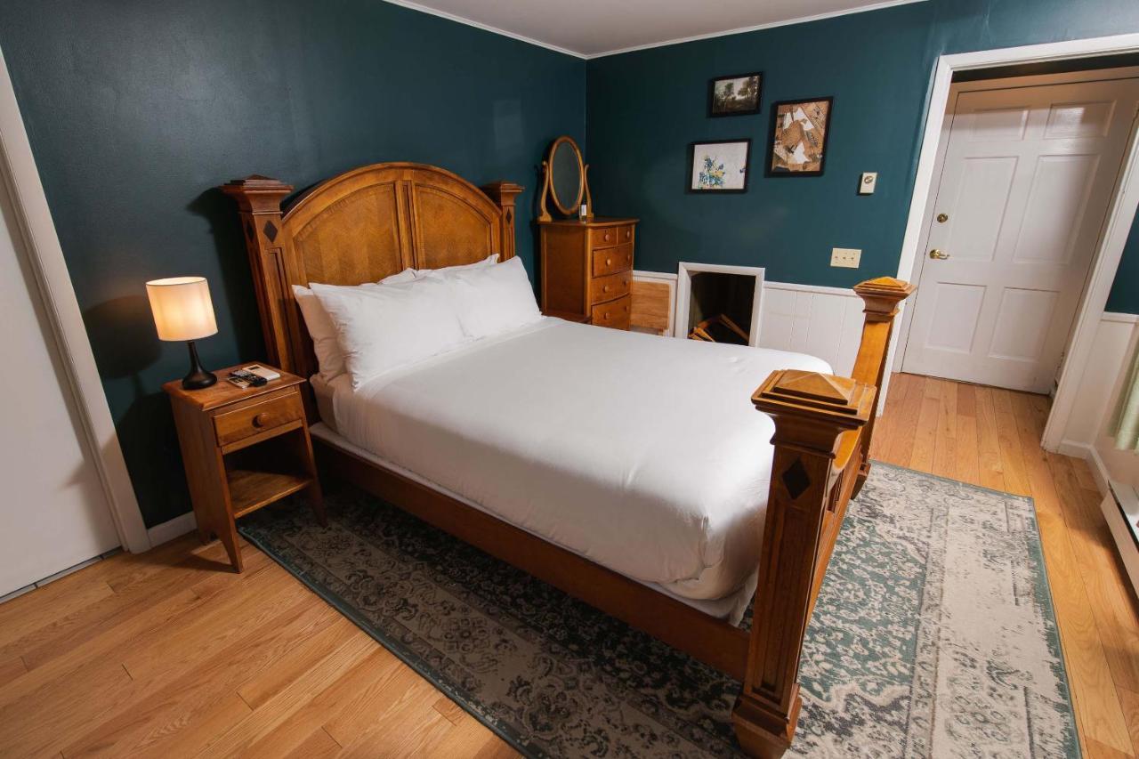 The Dewey Bed & Breakfast Lenox Exterior photo